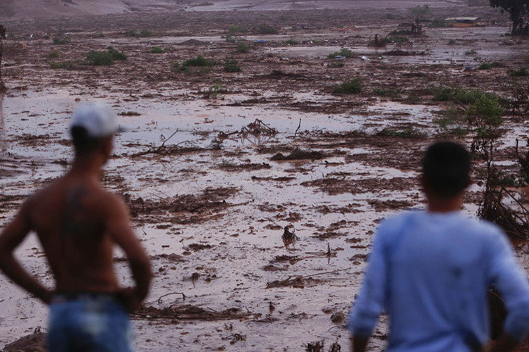 Vista dos estragos causados pelo rompimento da barragem em Mariana (MG)