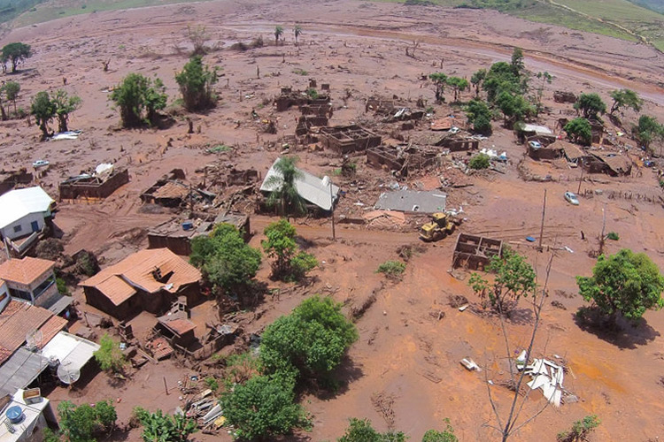 Vista da devastação provocada pelo rompimento da barragem da mineradora Samarco, em Mariana (MG)