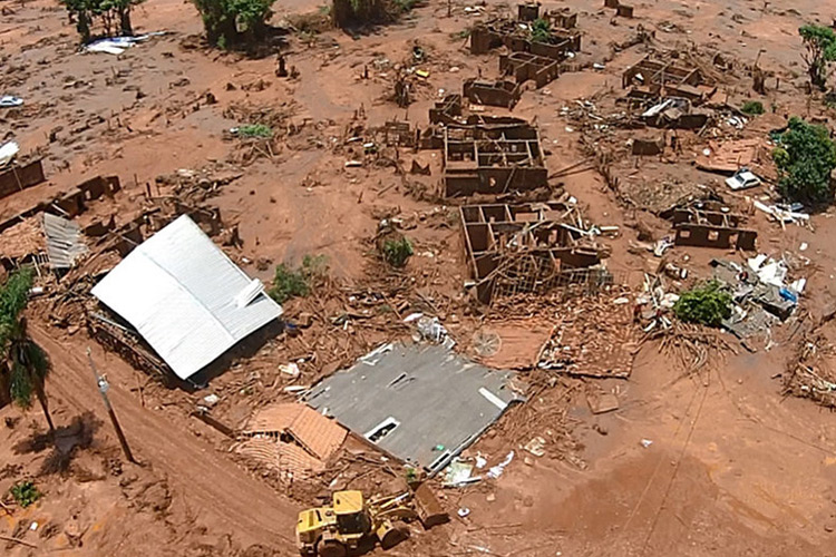 Vista da devastação provocada pelo rompimento da barragem da mineradora Samarco, em Mariana (MG)