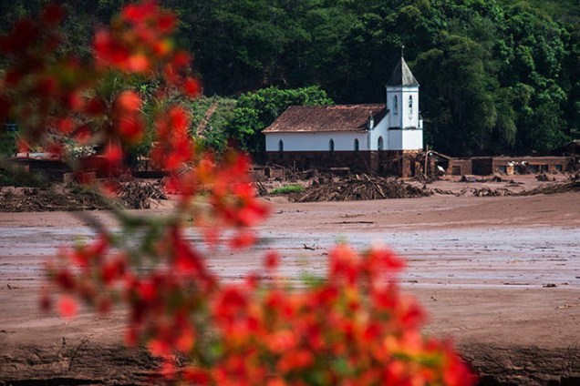 A cidade de Barra Longa está tomada pela lama após o rompimento de duas barragem de rejeito