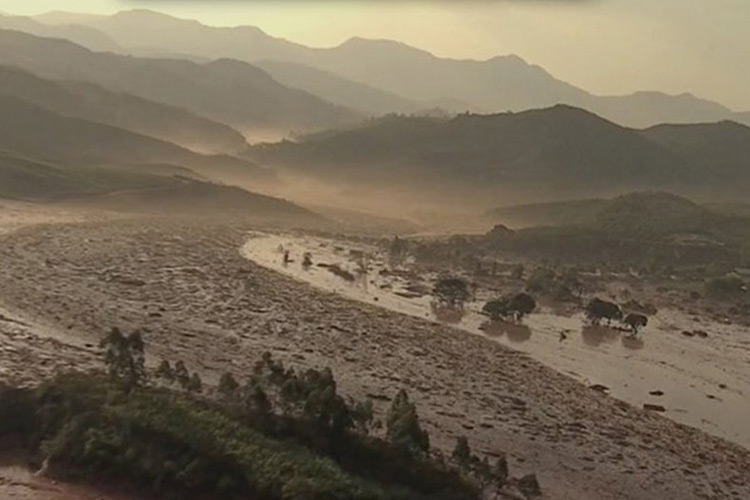 Barragem da mineradora Samarco se rompeu no distrito de Bento Rodrigues, no interior de Minas Gerais