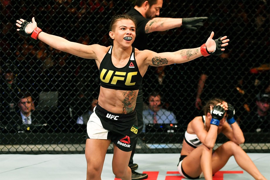 A brasileira Cláudia Gadelha vence  Karolina Kowalkiewicz no UFC 212, realizado na Jeunesse Arena, em Jacarepaguá, na zona oeste da cidade - 04/06/2017