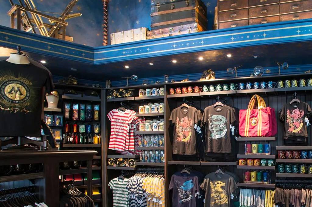Produtos licenciados da franquia Harry Potter em loja do parque temático em Orlando