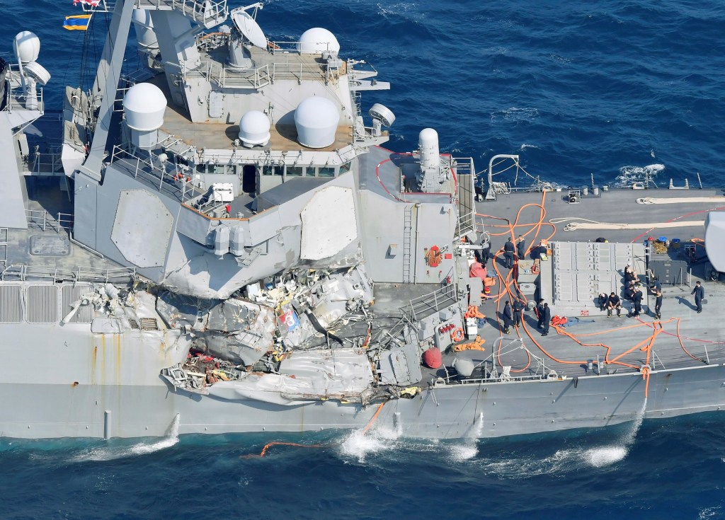 Navio de guerra da Marinha americana USS Fitzgerald sofre danos após colisão com cargueiro
