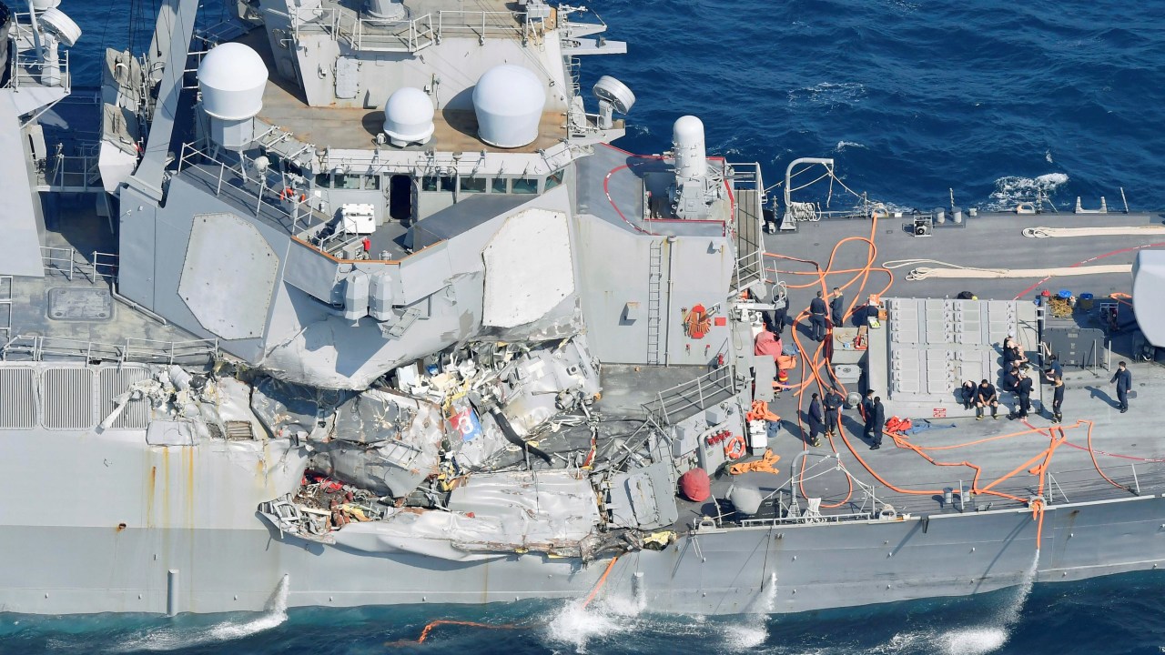 Navio de guerra da Marinha americana USS Fitzgerald sofre danos após colisão com cargueiro