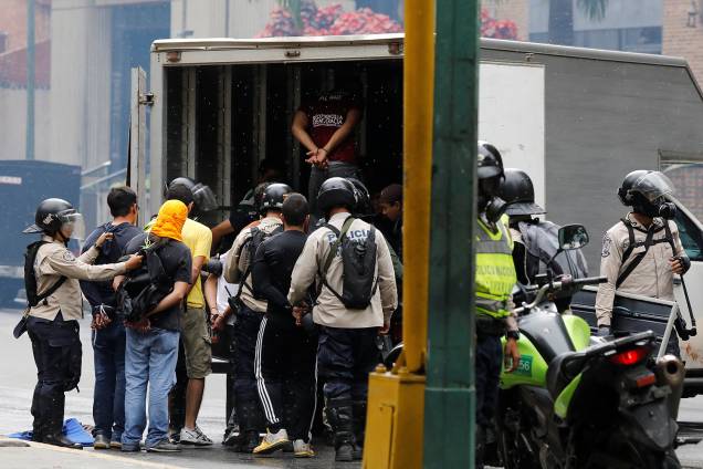 A polícia deteve manifestantes durante protesto contra o governo do presidente da Venezuela, Nicolas Maduro, em Caracas - 29/06/2017 A polícia deteve manifestantes durante protesto contra o governo do presidente da Venezuela, Nicolas Maduro, em Caracas - 29/06/2017