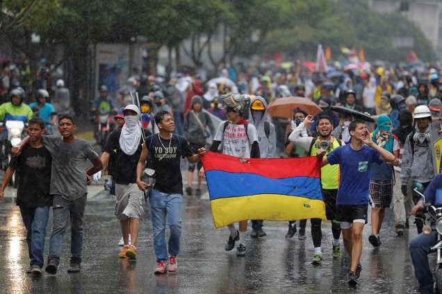 Manifestantes protestam contra Maduro em Caracas, na Venezuela  - 29/06/2017