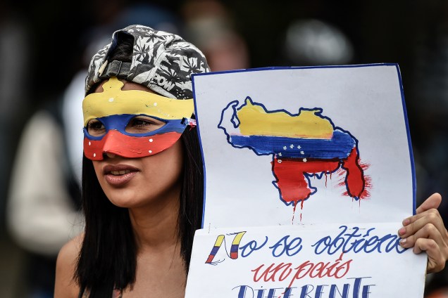 Manifestante protesta contra o governo de Nicolás Maduro em Caracas, na Venezuela  - 29/06/2017
