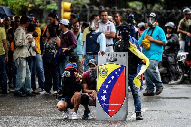 Manifestante protesta contra o governo de Nicolás Maduro em Caracas, na Venezuela - 29/06/2017 Manifestante protesta contra o governo de Nicolás Maduro em Caracas, na Venezuela - 29/06/2017