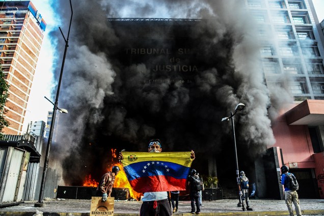 Manifestantes atacam prédio administrativo do Tribunal Superior de Justiça da Venezuela - 12/06/2017
