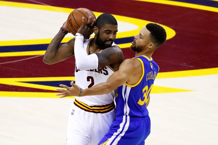 Kyrie Irving do Cleveland e Stephen Curry Golden State Warriors na terceira partida da final da NBA, em Cleveland, estado do Ohio - 07/06/2017