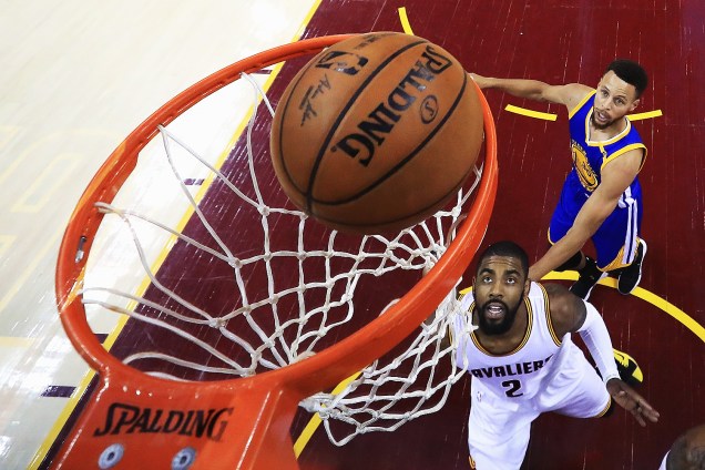 Kyrie Irving do Cleveland e Stephen Curry Golden State Warriors na terceira partida da final da NBA, em Cleveland, estado do Ohio - 07/06/2017