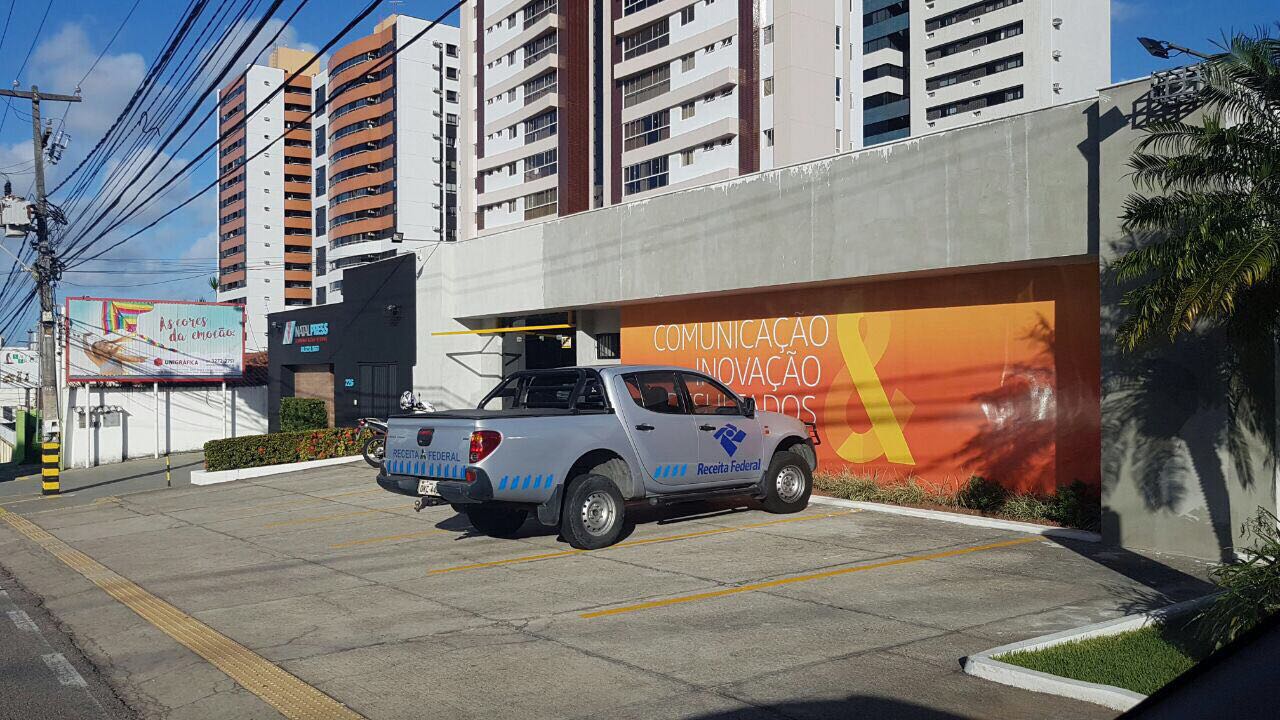Veículo da Receita Federal durante operação que prendeu o ex-deputado Henrique Eduardo Alves e seu cunhado Arturo Arruda, na agência Art&C