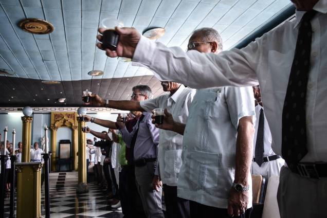 Maçons fazem um brinde durante uma cerimônia em um templo em Havana, Cuba. Maçons fazem um brinde durante uma cerimônia em um templo em Havana, Cuba.