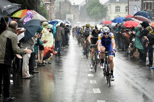 O pelotão compete na chuva durante a segunda etapa do Tour de France 2017 de 203,5 km entre Dusseldorf, Alemanha e Liege, Bélgica - 2 de julho de 2017