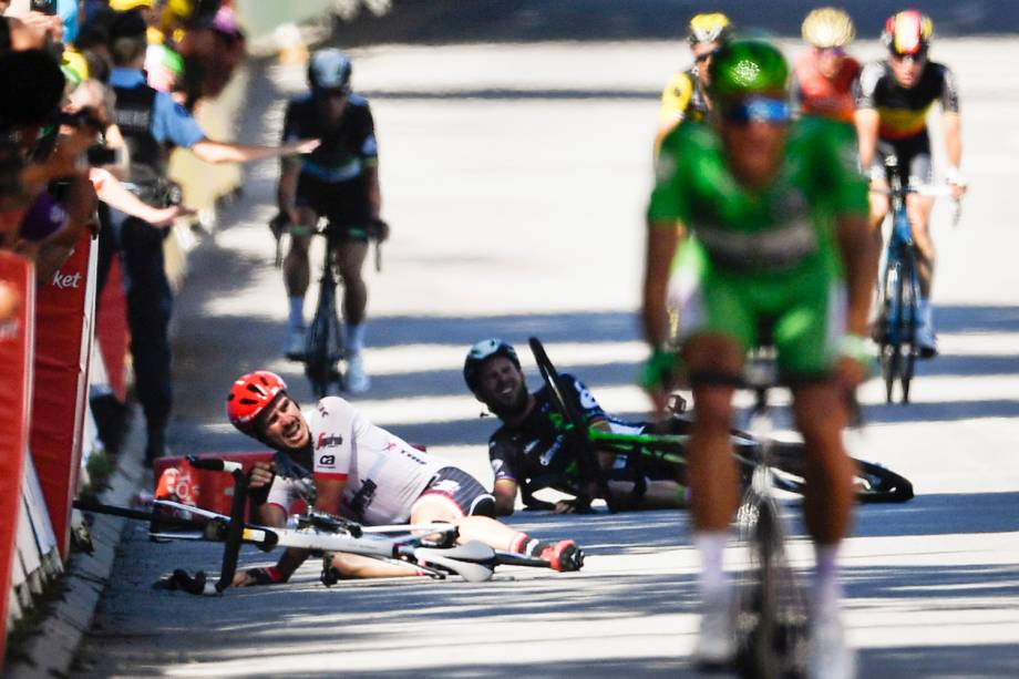 Ciclistas caem perto da linha de chegada no final da quarta etapa do Le Tour de France de 207,5 km entre Mondorf-les-Bains e Vittel, na França - 4 de julho de 2017