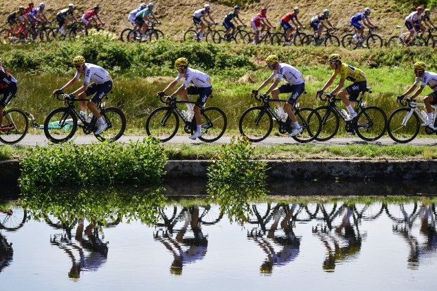 Ciclistas são refletidos em um lago enquanto disputavam a quarta etapa do Tour de France de 160,5 km entre Vittel e La Planche des Belles Filles, na França - 5 de julho de 2017