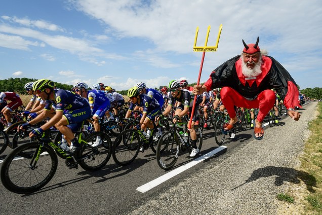 O torcedor alemão Didi Senft, conhecido como El Diablo, durante a segunda etapa de 213,5 km da 104ª edição da corrida de ciclismo do Tour de France entre Troyes e Nuits-Saint-Georges, na França - 7 de julho de 2017