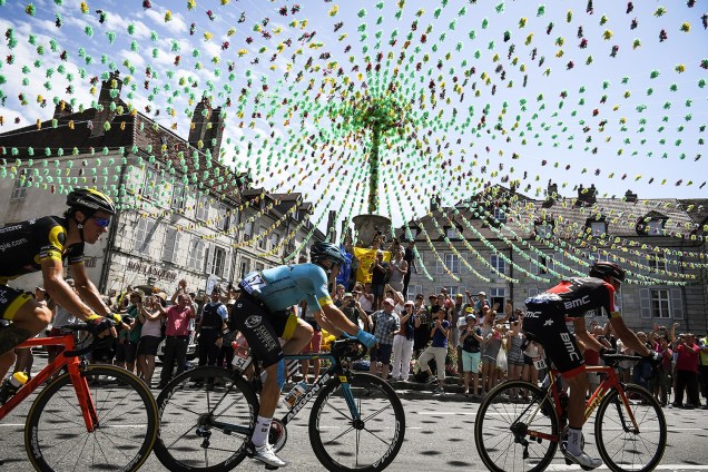 Ciclistas competem durante a oitava etapa do Le Tour de France de 187,5 km entre Dole e Station des Rousses, na França - 8 de julho de 2017
