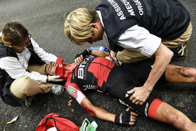 O australiano Richie Porte recebe assistência médica depois de cair durante o estágio nove de 181,5 km entre Nantua e Chambery do campeonato Le Tour de France - 9/07/2017