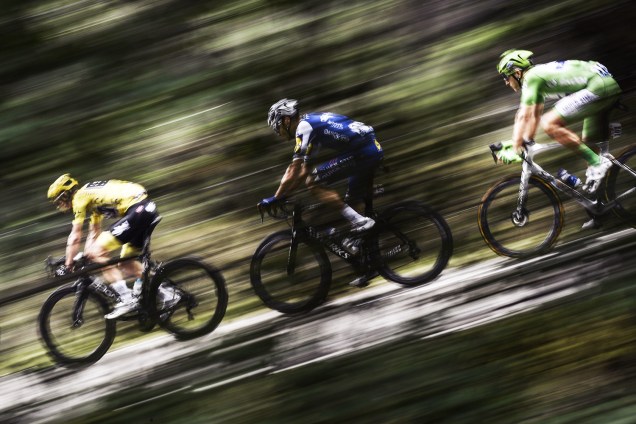 Ciclistas competem durante o primeiro estágio da 104ª edição do Tour de France de 203,5 km entre Eymet e Pau, na França - 12/07/2017