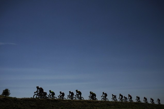 Pelotão percorre a 16ª etapa de 165 km da 104ª edição da corrida de ciclismo Tour de France entre Le Puy-en-Velay e Romans-sur-Isere, na França - 18 de julho de 2017