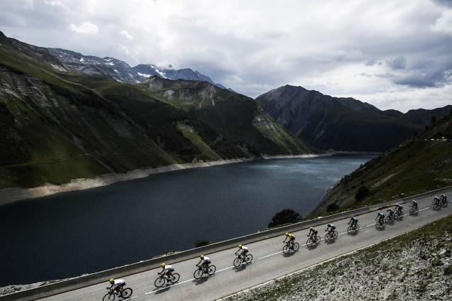 Ciclistas participam da prova de 183 km da 104ª edição da corrida de ciclismo Tour de France, em 19 de julho de 2017 entre Le La Mure e Serre -Chevalier, Alpes franceses