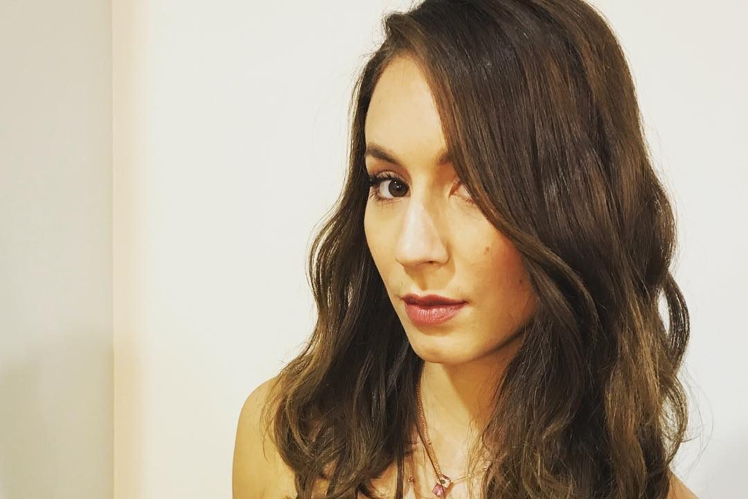 A atriz Troian Bellisario