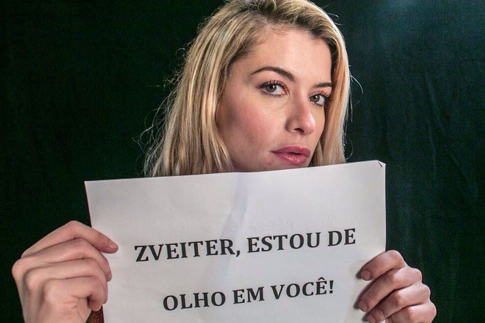Alinne Moraes protesta contra Temer e avisa o relator do processo contra o presidente na CCJ, Sergio Zveiter