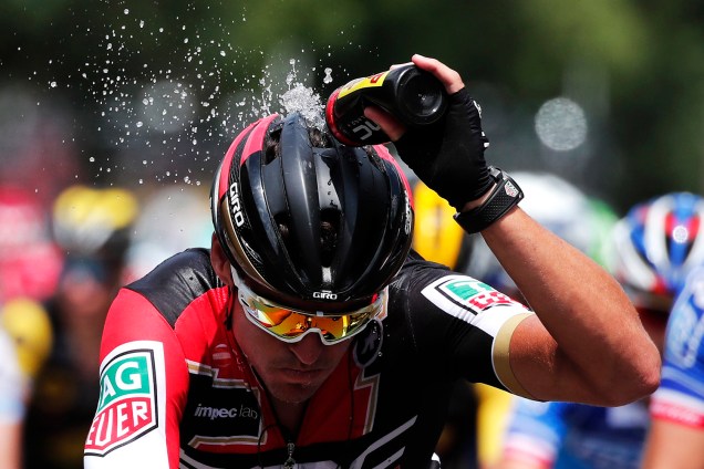 O ciclista da BMC Racing, Greg Van Avermaet, da Bélgica, joga água na cabeça durante o 7º estágio de competição do Le Tour de France de 213,5 km de Troyes para Nuits-Saint-Georges, França - 7 de julho de 2017