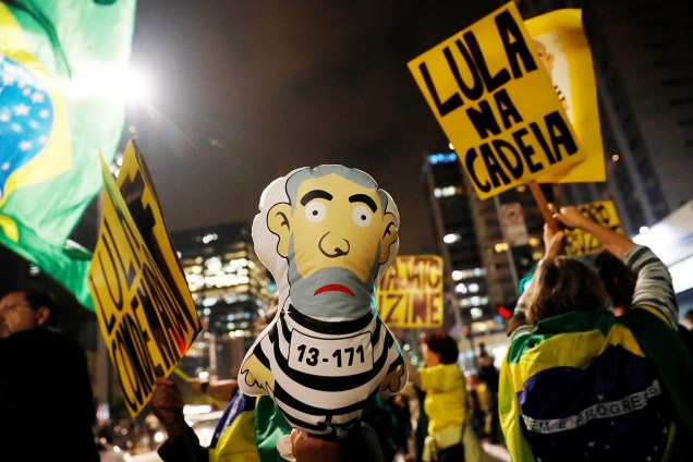 Manifestantes comemoram condenação do ex-presidente Lula em frente à sede da FIESP, na av. Paulista, em São Paulo (SP) - 12/07/2017