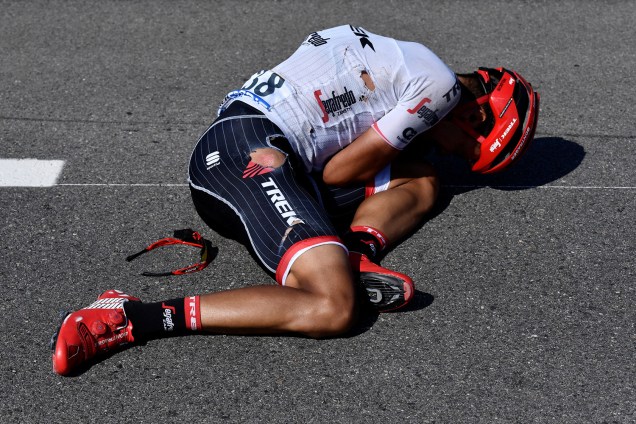 Jarlinson Pantano, da Columbia Trek-Segafredo, se machuca após acidente durante o estágio 16 do Le Tour de France de 165 km do Puy-en-Velay para Romans-sur-Isere, na França - 18 de julho de 2017