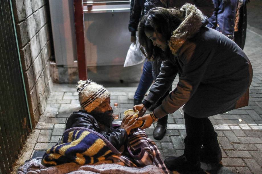 Voluntários entregam sopas para moradores de rua. Sensação térmica chegou a 4ºC na capital paulista