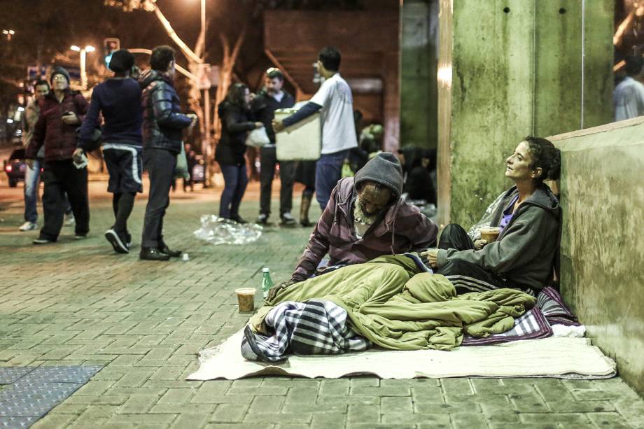 Voluntários entregam sopas para moradores de rua. Sensação térmica chegou a 4ºC na capital paulista