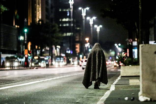 Morador de rua caminha coberto por mantas na Avenida Paulista. Os termômetros chegaram a marcar 7,9º C em São Paulo Morador de rua caminha coberto por mantas na Avenida Paulista. Os termômetros chegaram a marcar 7,9º C em São Paulo
