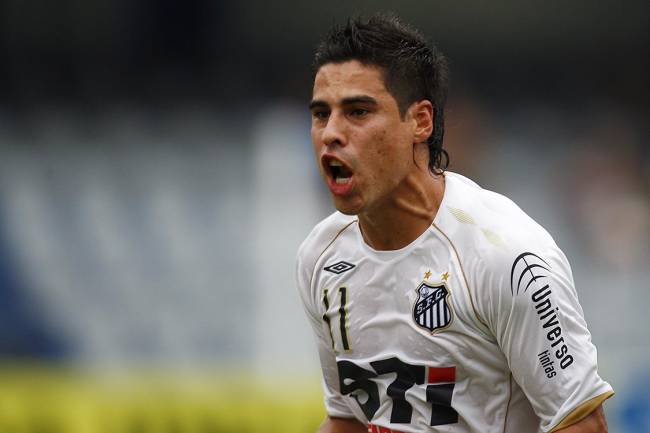 Jogador Molina, do Santos, comemora gol da vitória sobre o São Paulo, no estádio da Vila Belmiro, em Santos