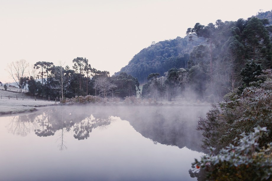 A paisagem branca na cidade de Erechim, no Rio Grande do Sul, que amanheceu com os campos coberto pela geada toda a semana.