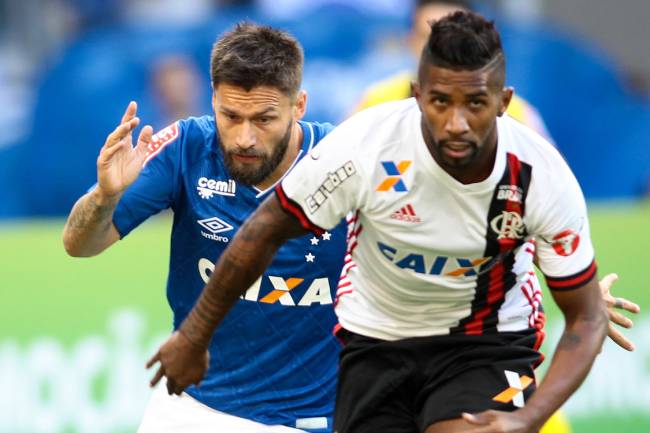 Rodinei, do Flamengo, em lance de disputa de bola com Rafael Sóbis, do cruzeiro, durante partida válida pela 14ª rodada do Brasileirão