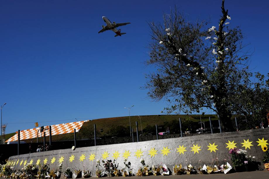 Movimentação na Praça Memorial 17 de Julho, ao lado do Aeroporto de Congonhas, em São Paulo