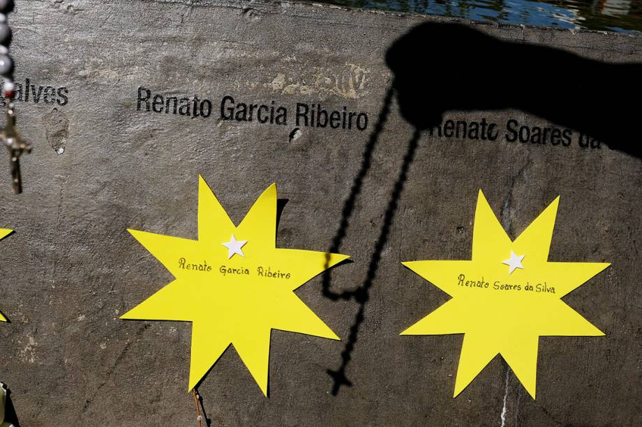 Familiares oram na praça criada em homenagem as 199 vítimas mortas no acidente. O espaço abrigava o prédio da TAM Express, no qual a aeronave se chocou Familiares oram na praça criada em homenagem as 199 vítimas mortas no acidente. O espaço abrigava o prédio da TAM Express, no qual a aeronave se chocou