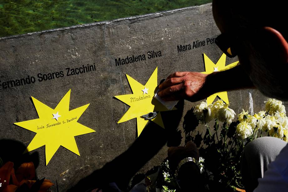 Familiares oram na praça criada em homenagem as 199 vítimas mortas no acidente. O espaço abrigava o prédio da TAM Express, no qual a aeronave se chocou Familiares oram na praça criada em homenagem as 199 vítimas mortas no acidente. O espaço abrigava o prédio da TAM Express, no qual a aeronave se chocou