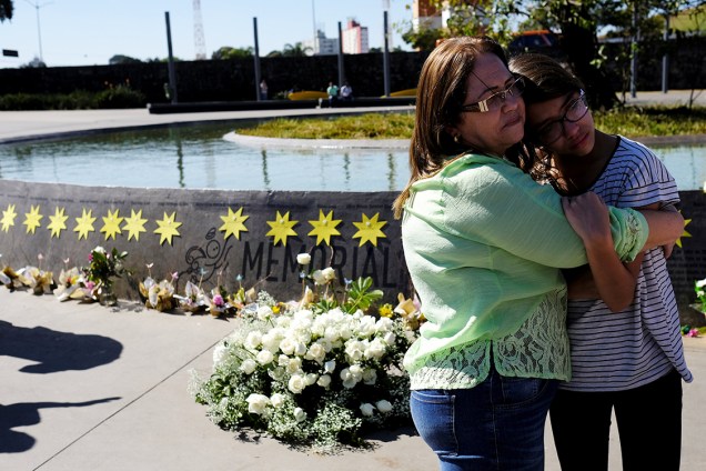 Familiares se emocionam na praça criada em homenagem as 199 vítimas mortas no acidente. O espaço abrigava o prédio da TAM Express, no qual a aeronave se chocou