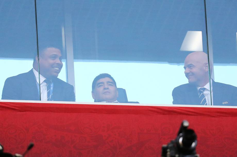 O ex-jogador Ronaldo fenômeno e Maradona durante a partida entre Chile e Alemanha válida pela Final da Copa das Confederações 2017, realizada no Estádio Krestovsky, em São Petersburgo, na Rússia - 02/07/2017