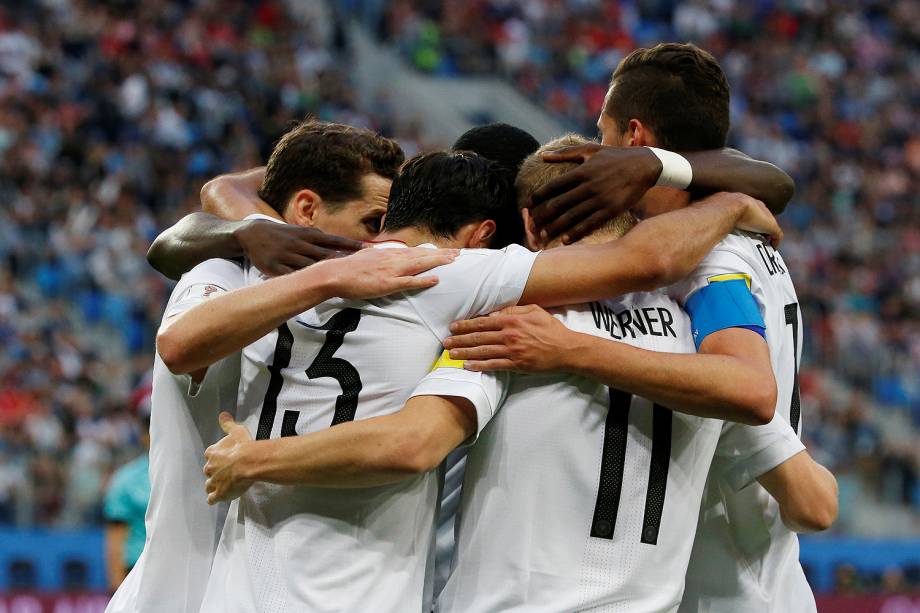 Jogadores da Alemanha comemoram o gol durante a partida contra o Chile válida pela final da Copa das Confederações 2017, realizada no Estádio Krestovsky (Arena Zenit), em São Petersburgo, na Rússia - 02/07/2017