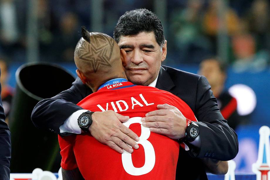 Arturo Vidal do Chile abraça Maradona depois da  partida contra a Alemanha válida pela final da Copa das Confederações 2017, realizada no Estádio Krestovsky, em São Petersburgo, na Rússia - 02/07/2017