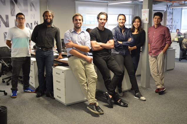 Alexandre Lafer Frankel (ao centro, de preto) e a equipe da VitaStay