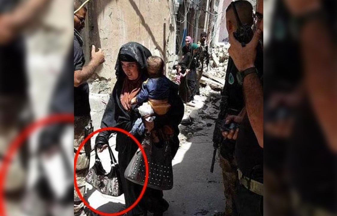 O olhar da morte antes da explosão: mulher-bomba com criança de colo filmada em Mosul antes do inconcebível