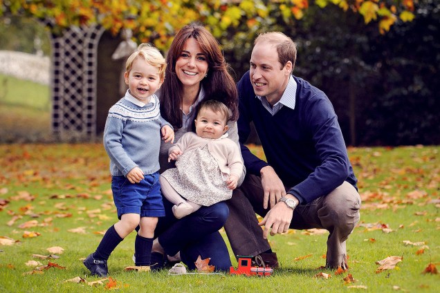 Kate Middleton, o príncipe William e os filhos do casal, os príncipes George e Charlotte (no colo de Kate), tiram foto no palácio de Kensington, em Londres