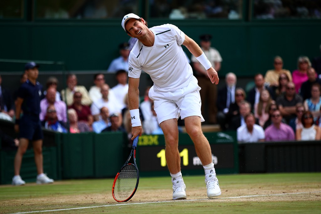 Tenista britânico Andy Murray joga machucado e acaba eliminado de Wimbledon pelo americano Sam Querrey, em Londres