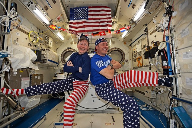 Os astronautas americanos Peggy Whitson e Jack Fischer, posam para foto em homenagem à independência dos EUA dentro da Estação Espacial Internacional - 04/07/2017